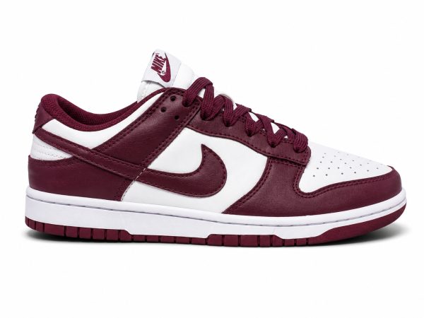 Nike Dunk Low en color burdeos